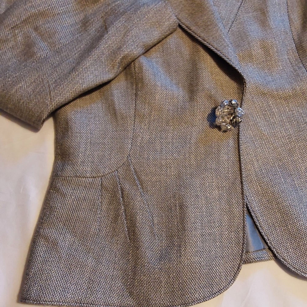 TAHARI Skirt Suit‎ Women Size 4 Gray Tweed Blazer Jacket With Snap Toggle - Picture 3 of 15